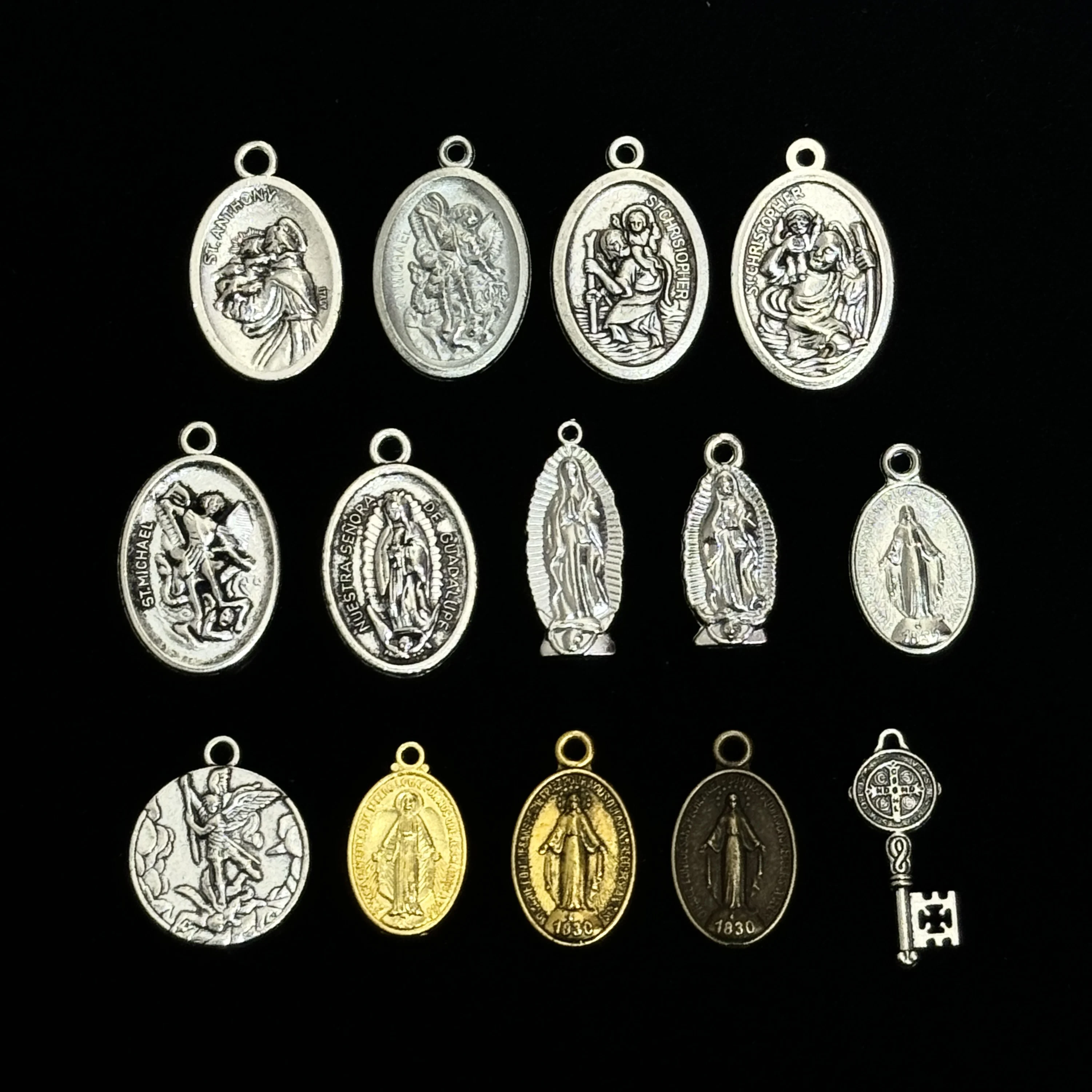 10 peças de Medalhas Católicas de Santos: São Antônio, São Miguel, São Cristóvão, Nossa Senhora de Guadalupe, Medalha Milagrosa para Joias de Rosário DIY