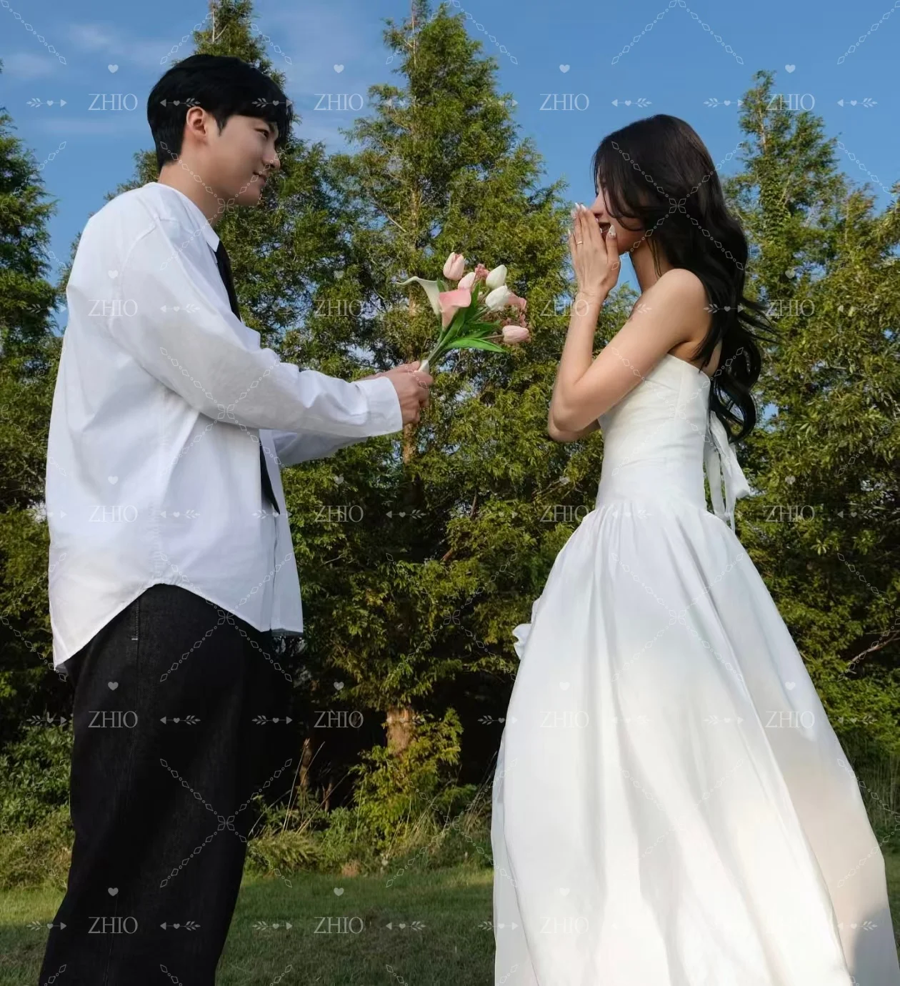 ZHIO فستان حفلات الزفاف الحديث الزهور الصناعية الجانب الشق حمالة الساتان الأبيض كوريا صورة تبادل لاطلاق النار ثوب استقبال الزفاف مخصص