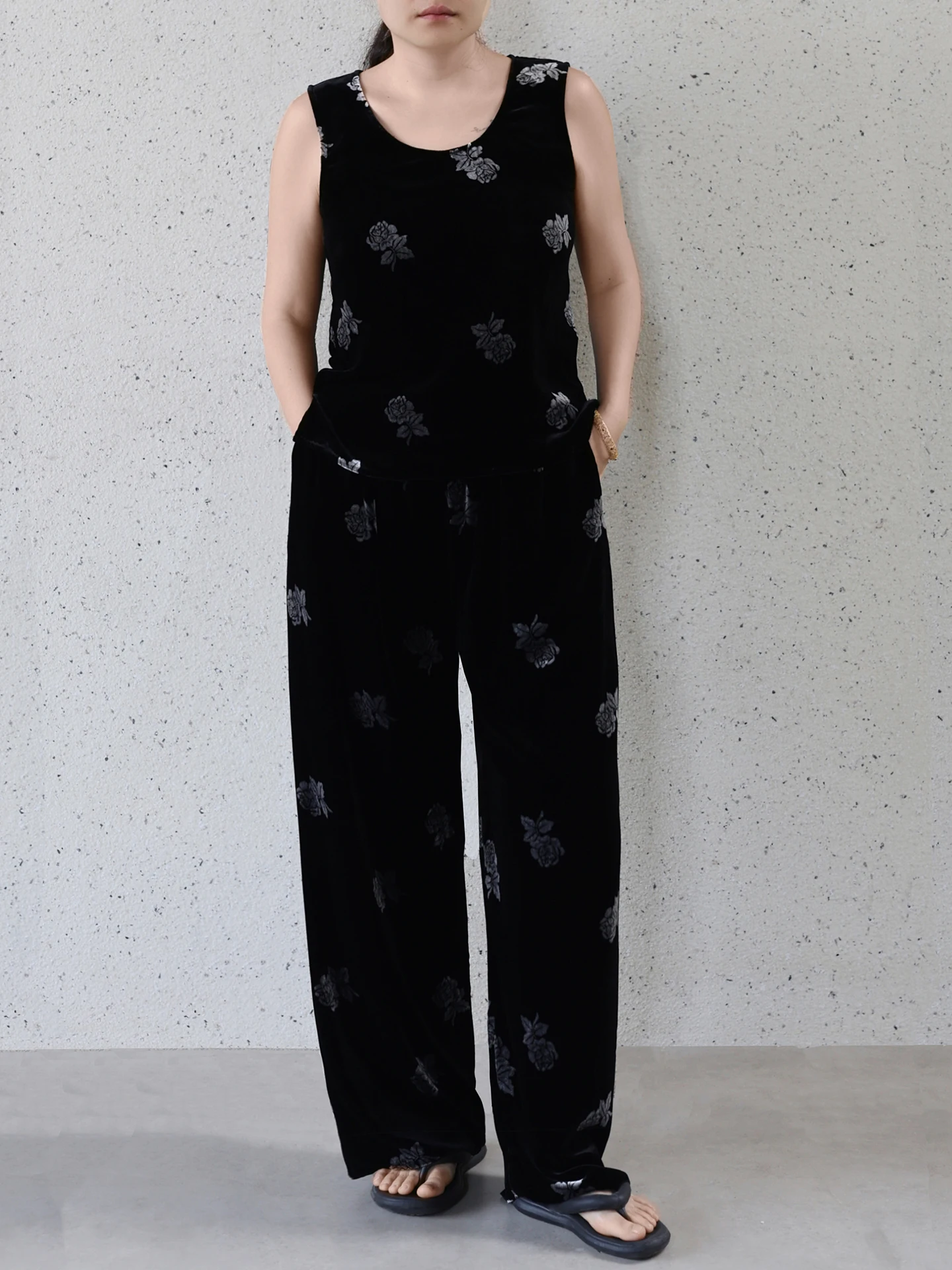 

Шелковый бархатный жилет с U-образным вырезом, универсальный, повседневный, с принтом роз, базовый слой, весна 2026, женская модная внутренняя одежда