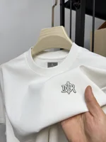 Nueva camiseta de marca de alta gama con cuello redondo y manga corta sin costuras para hombre, top deportivo informal de algodón con insignia de letras de alta gama a la moda de verano