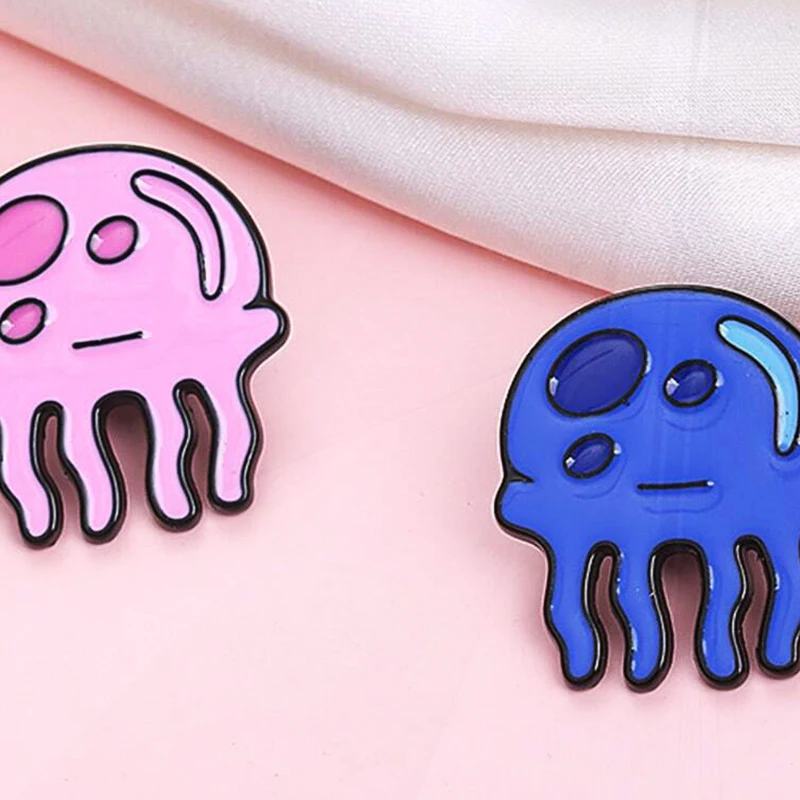 Broche de méduse de dessin animé bleu, pins animaux, vêtements pour enfants et adultes, sac et chemise, badges en métal Kawaii, méduse