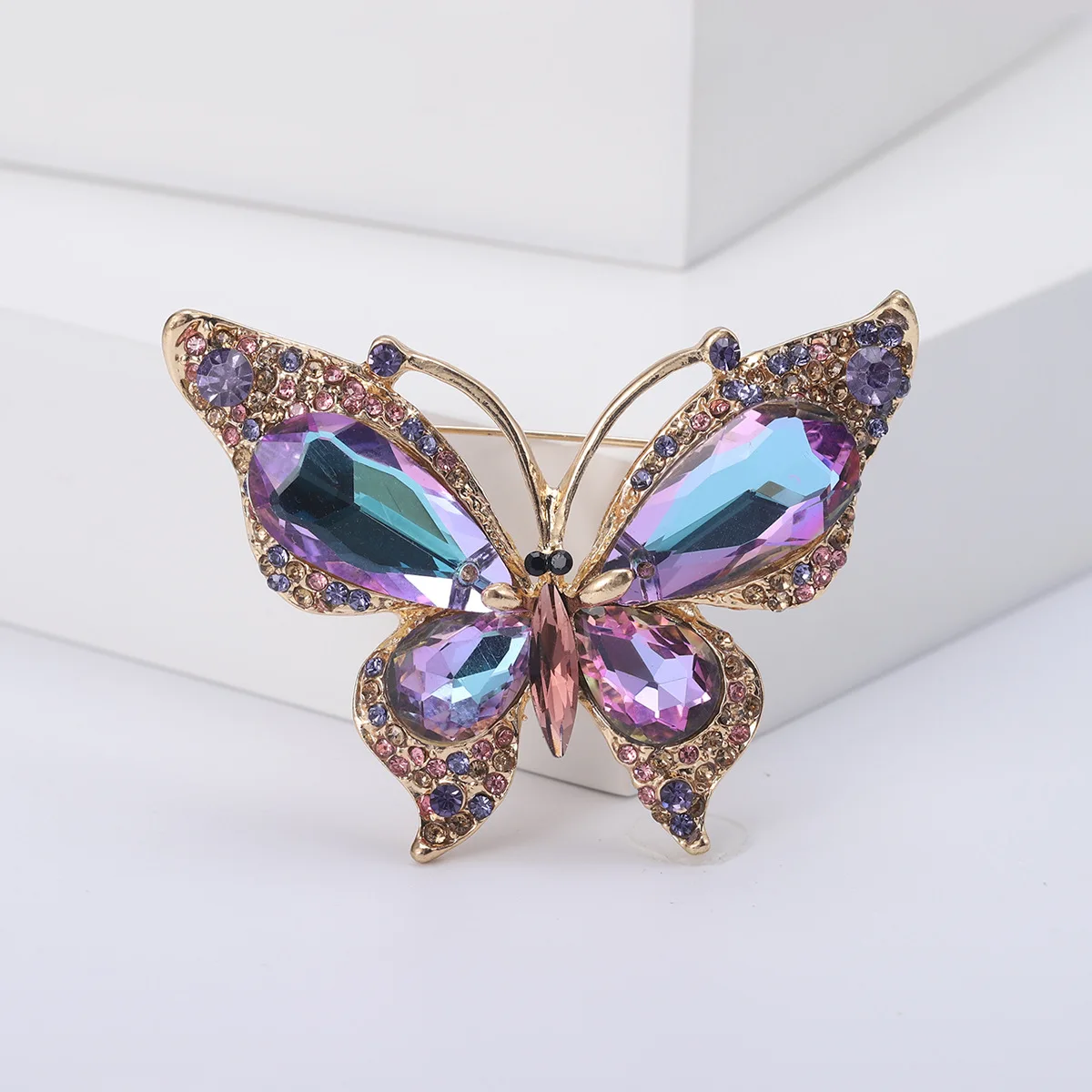 Broche de mariposa con diamantes de imitación Unisex, Pin de insecto, joyería elegante y delicada para fiesta de boda, 2024