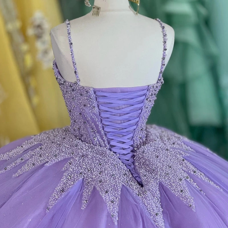 فساتين Quinceanera لامعة من الخزامى بحزام سباغيتي مطرز بالكريستال المتدرج من التل لحفلات أعياد الميلاد الحلوة 16 فستان فيستدوس