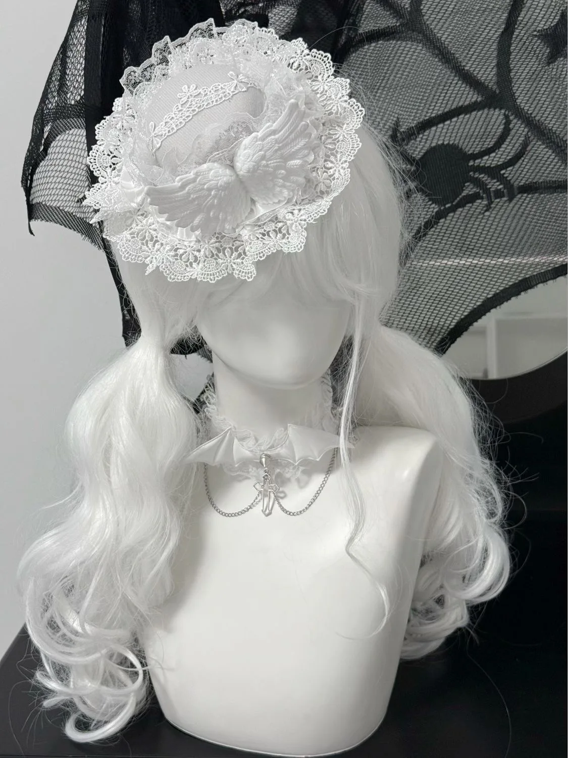 Mini chapeau gothique élégant Lolita fait à la main avec aile d'ange blanche, accessoire pour cheveux doux, couvre-chef de sous-culture à la mode pour femmes