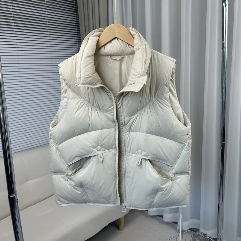เสื้อกั๊กดาวน์ไร้แขนสำหรับผู้หญิง ฤดูหนาว 2025 ผ้าขนเป็ดสีขาว คอตั้ง อุ่นสบาย สไตล์ลำลอง เสื้อกั๊กสวมทับแบบเบาๆ