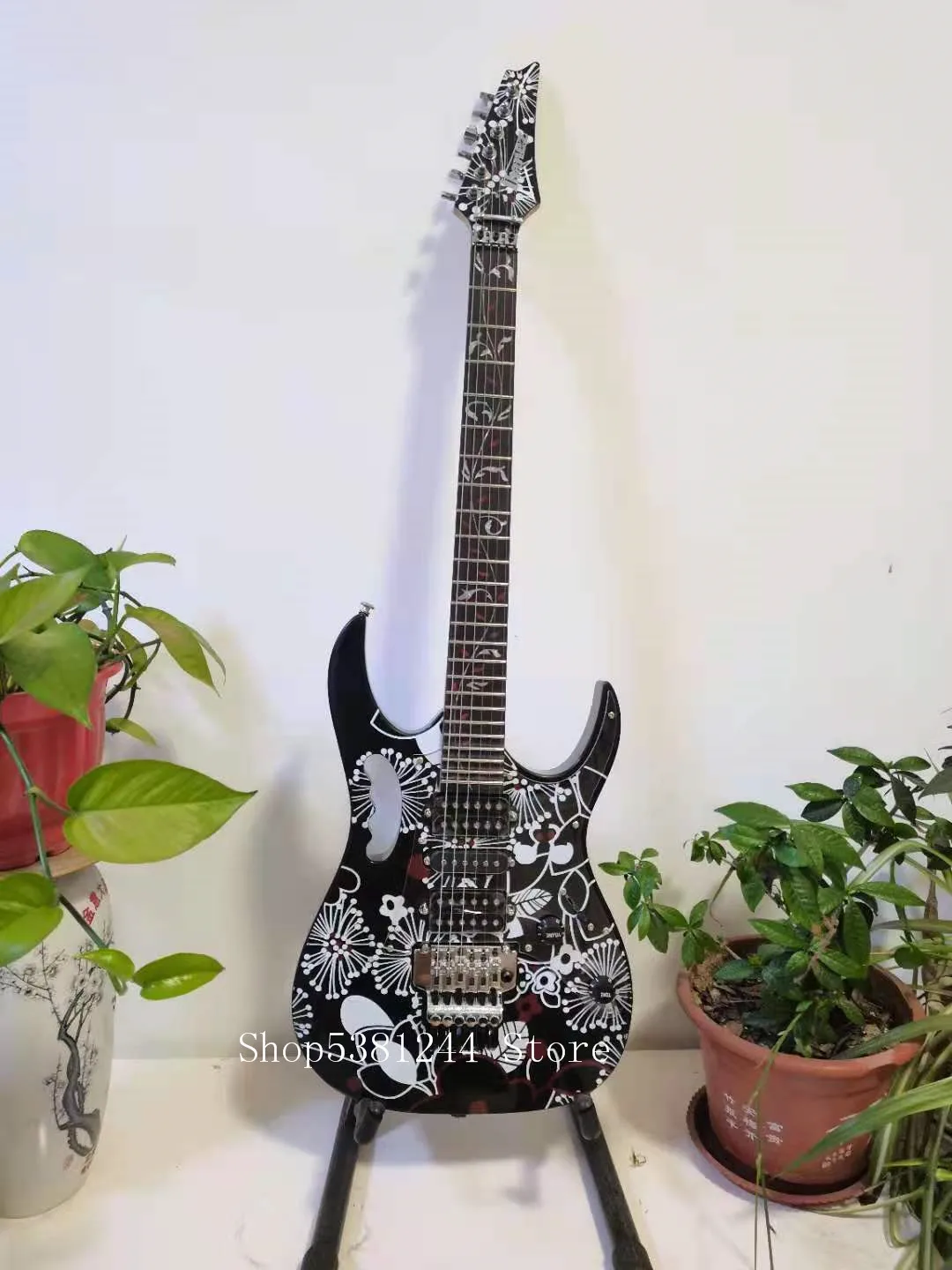

Free transportation, custom electric guitar, black accessories, customizable