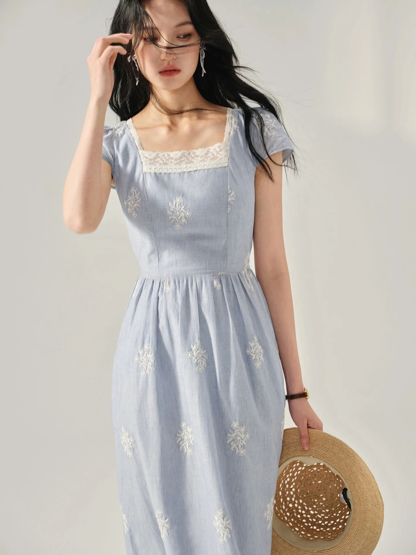 เสื้อผ้าผู้หญิงผ้าฝ้าย 100% สำหรับวันหยุดพักผ่อนริมชายหาด แขนยาว คอเหลี่ยม แต่งลูกไม้ปักลายหวาน สวมใส่สบาย