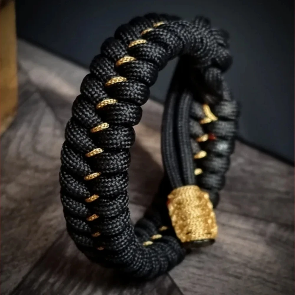 Handgefertigtes Herren-Armband aus schwarzem und goldenem Paracord, breit geflochten, taktische Outdoor-Überlebensausrüstung, langlebiger Sport- und Fitness-Schmuck, Geschenk – Detail 3