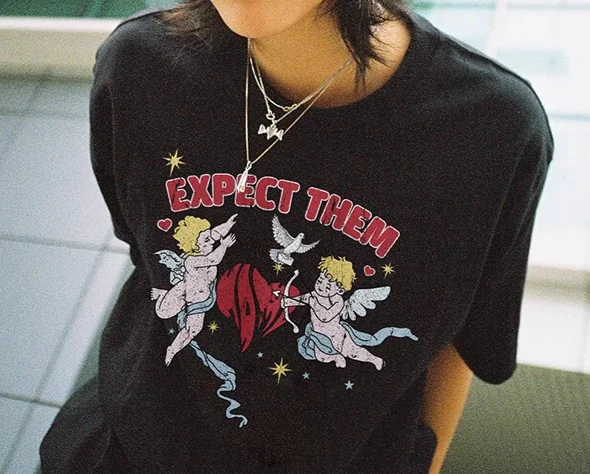 

Модная футболка из 100% чистого хлопка 2025 года, подходящая для мужчин и женщин, футболка с буквенным принтом и узором в виде сердца ангела