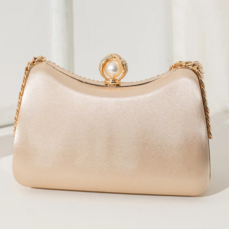 Squisita pochette da sera con cinturino a catena decorata con perle impreziosite di strass scintillanti in nero argento e colori champagne