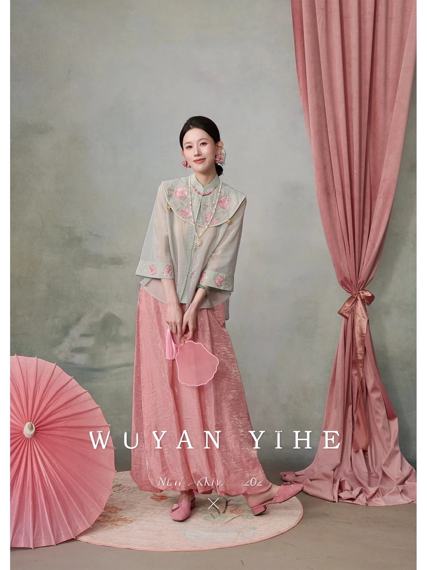 

Новый комплект в китайском стиле: оригинальная вышитая бисером цветочная рубашка и юбка-полусолнце с эффектом облачных плеч Tianli. Модный женский комплект для весны и лета.