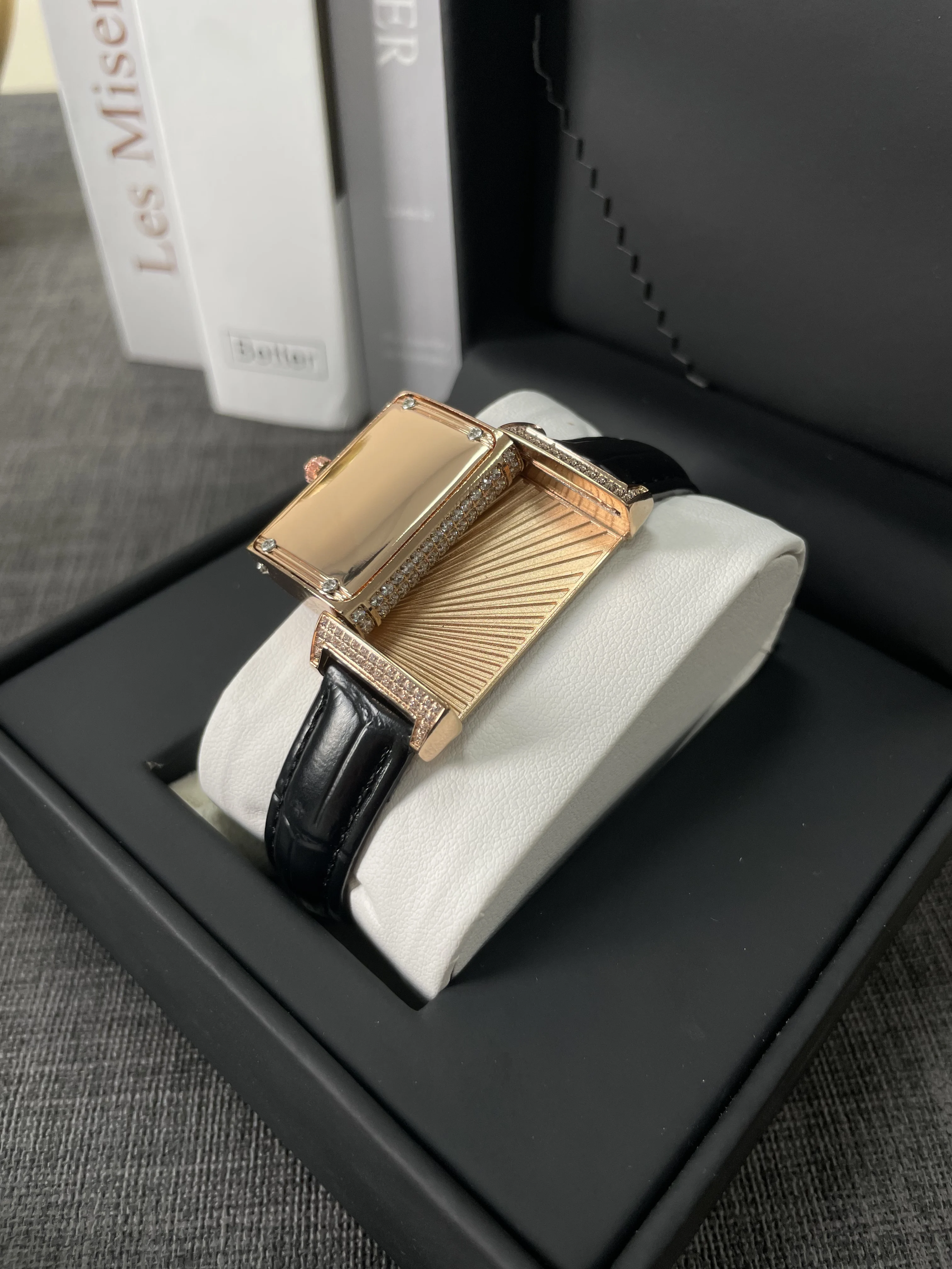 NEW Retro Niche Temperament Slide Design Women's Watches Leather strap Unique Niche Men's Watches Holiday Gifts Diamond-set case