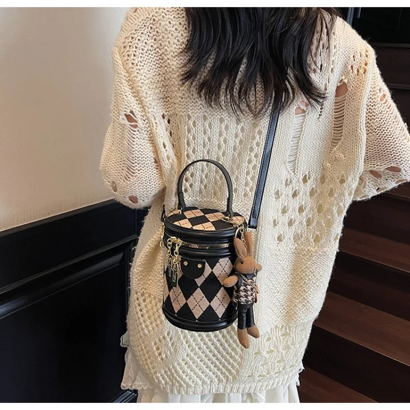 

2025 spring women bucket bag pu leather one shoulder handbag zipper closure one size casual daily shopping commute bag