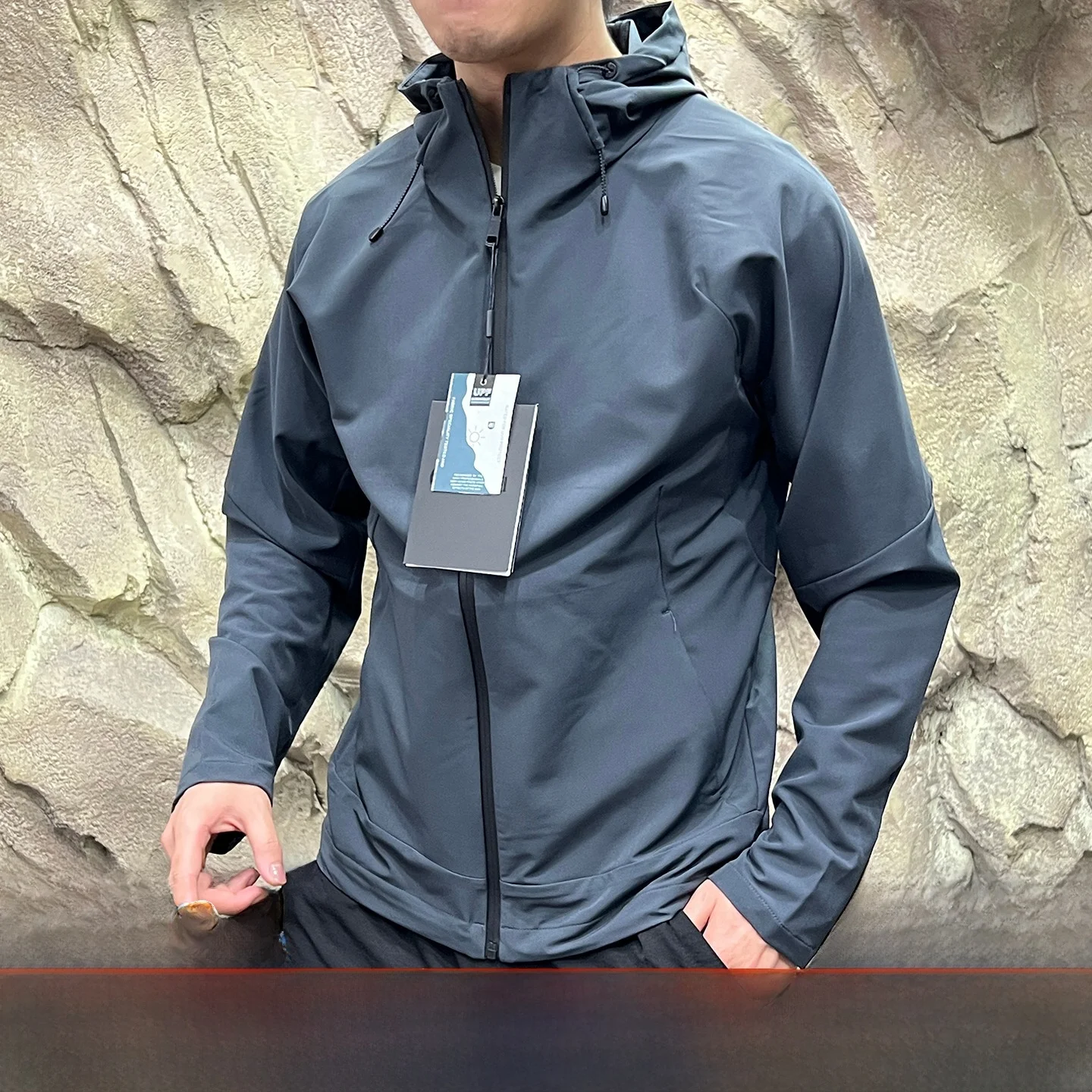 

3D Tailoring Men's Softell Jaet Waterproof Outdoor Coat Autumn Season Polyester Fiber Windproof Hat Included Zipper Closure