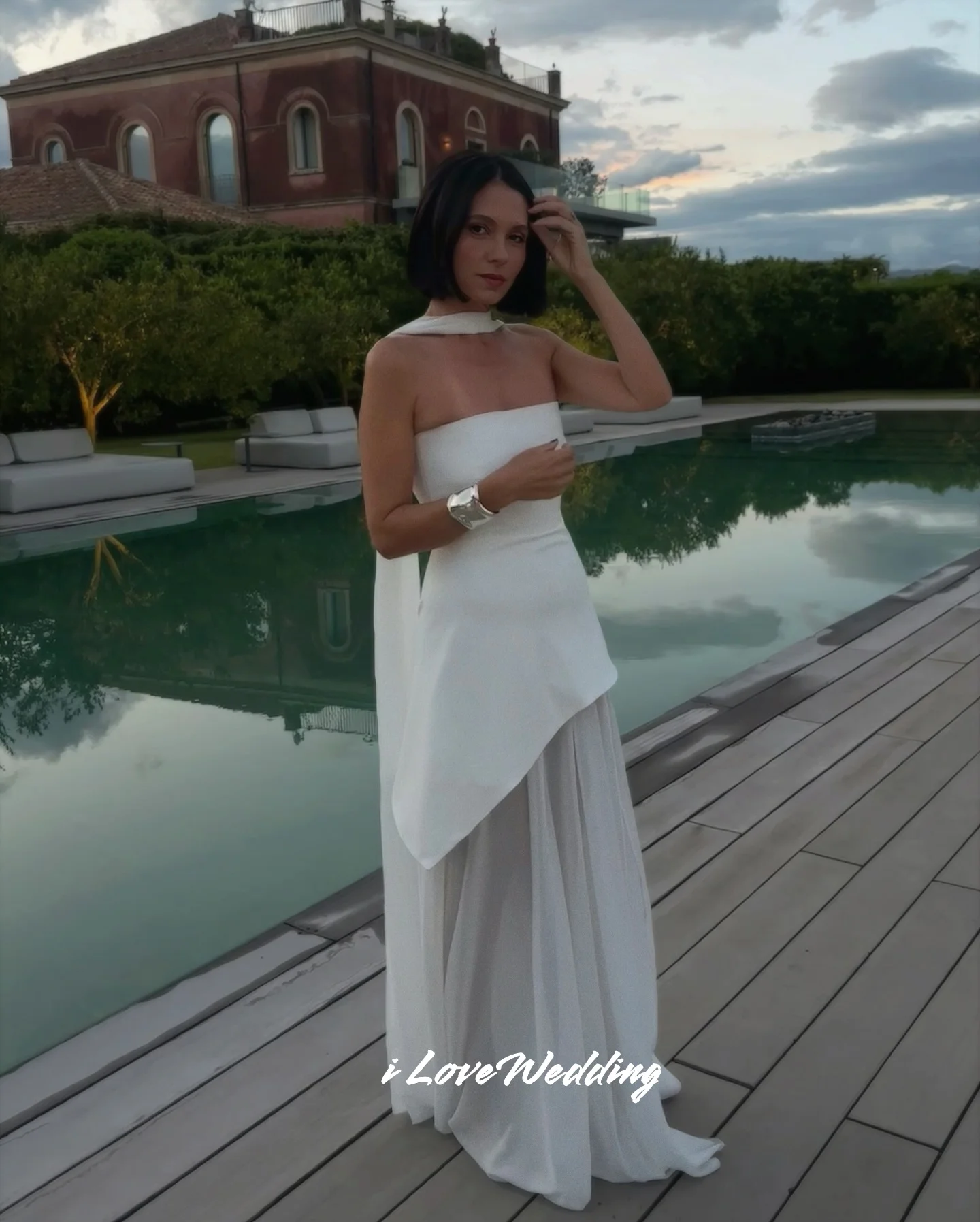 فستان حفلة موسيقية أبيض بدون حمالات 2025 من الساتان بدون أكمام مطوي على شكل حرف a سبليت بطول الأرض فستان سهرة لحفلات الزفاف حسب الطلب