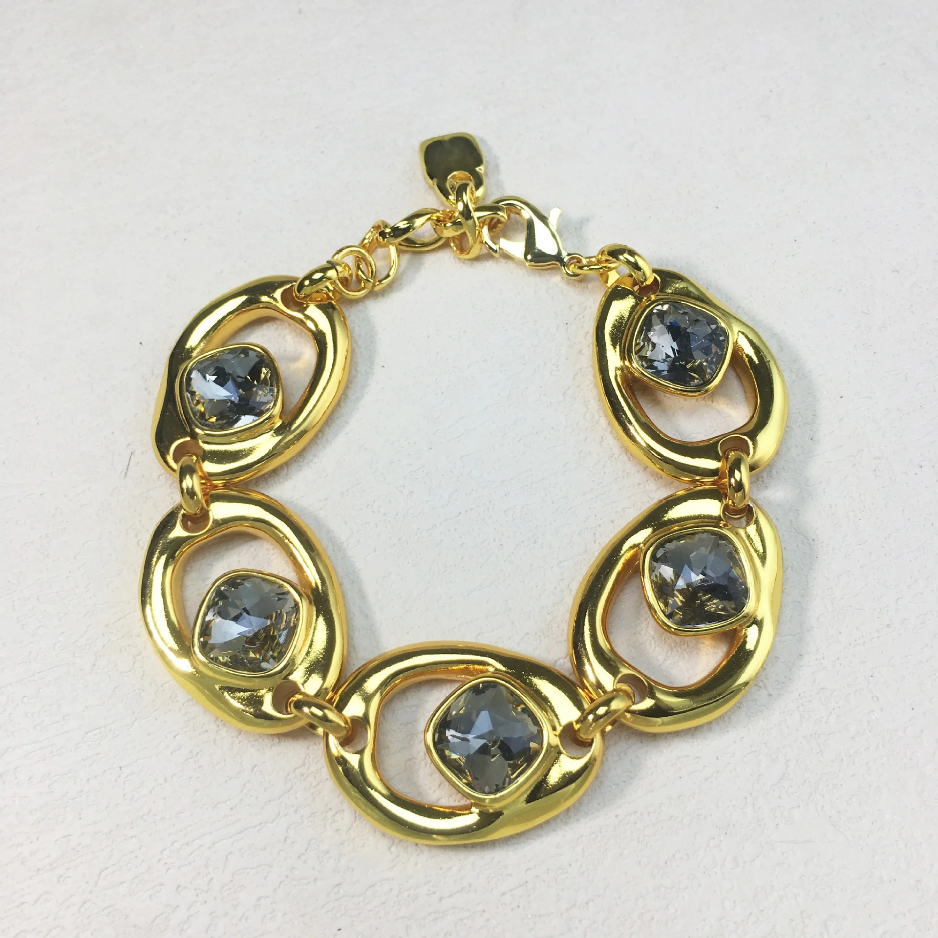 

The best-selling retro luxury irregular exquisite bracelet in Europe in 2025