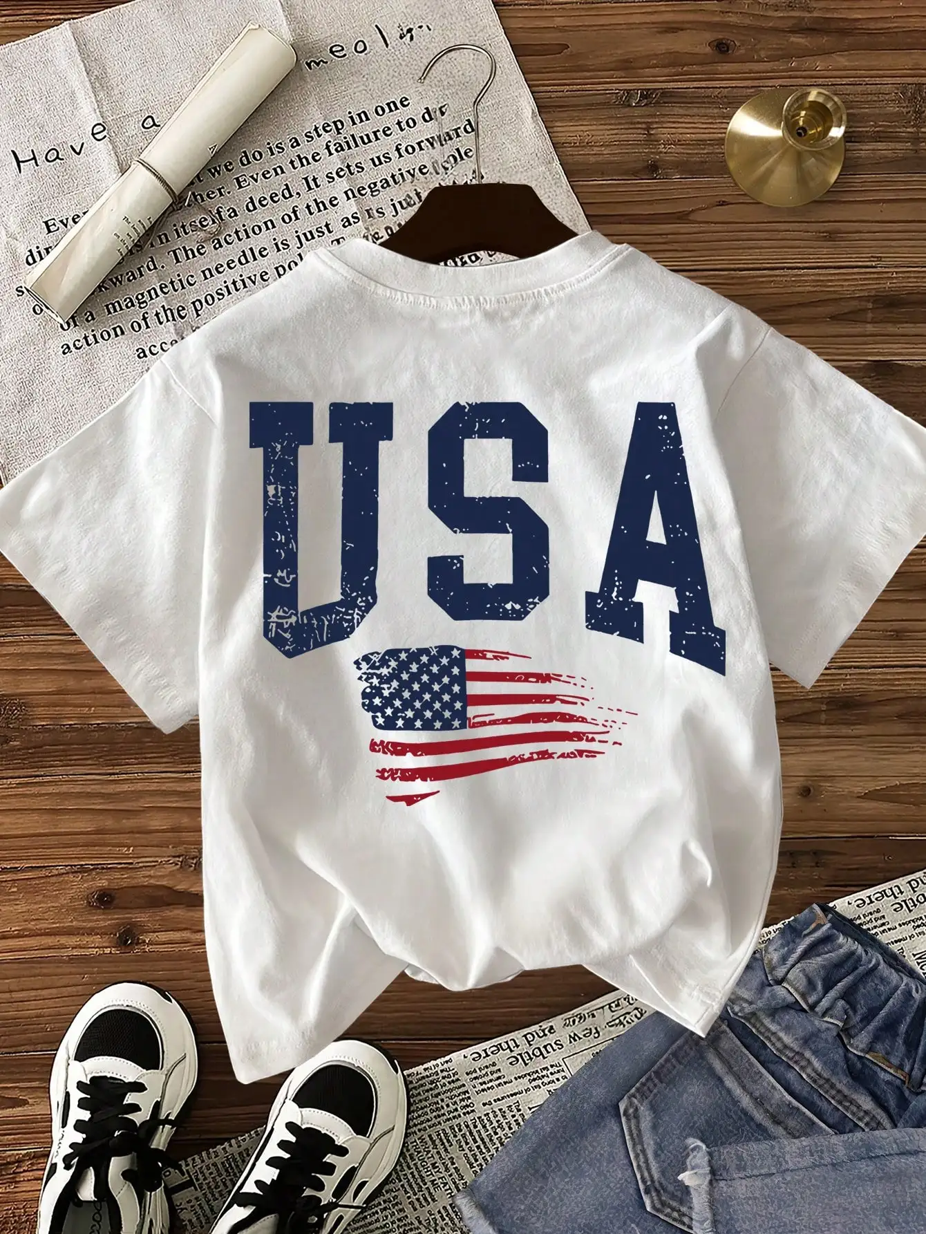 大胆な USA プリントとアメリカ国旗モチーフを備えたプラスサイズのトレンディな T シャツ