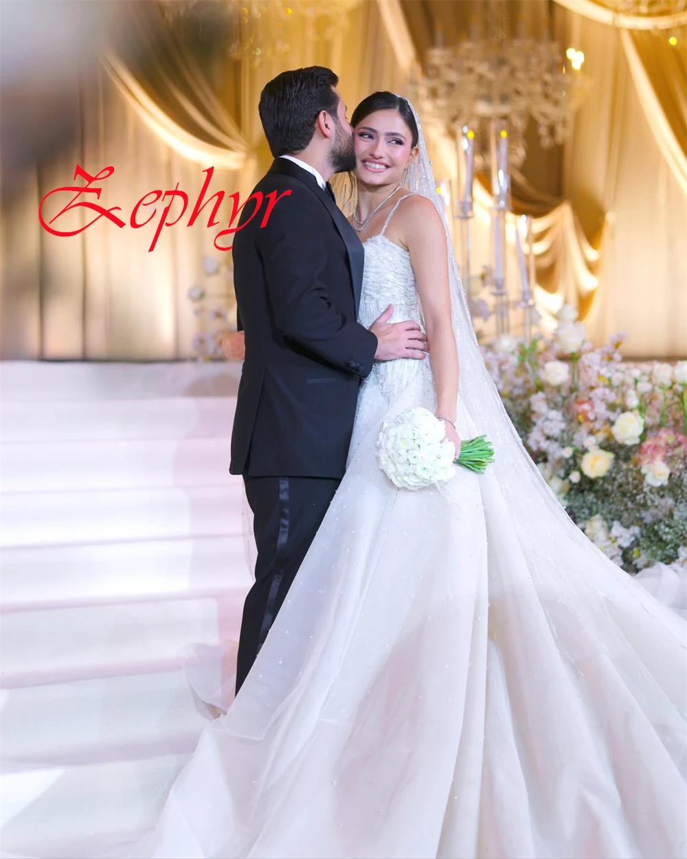 Customized Exquisite White Tulle Wedding Dress Elegant Strapless Spaghetti Straps Bridal Gowns Chapel Train Open Back Dress