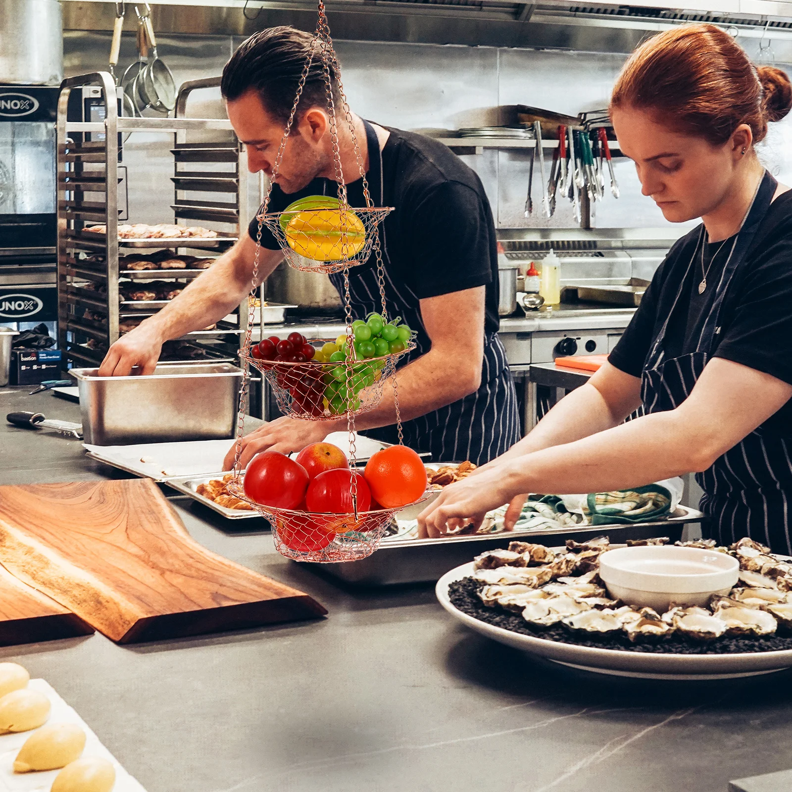 مجموعة واحدة من سلة الفاكهة المعلقة بثلاث طبقات مع قاعدة من الخشب الصلب، سلة تخزين سلكية قابلة للتنفس، متعددة الغرف، منظم عرض معلق