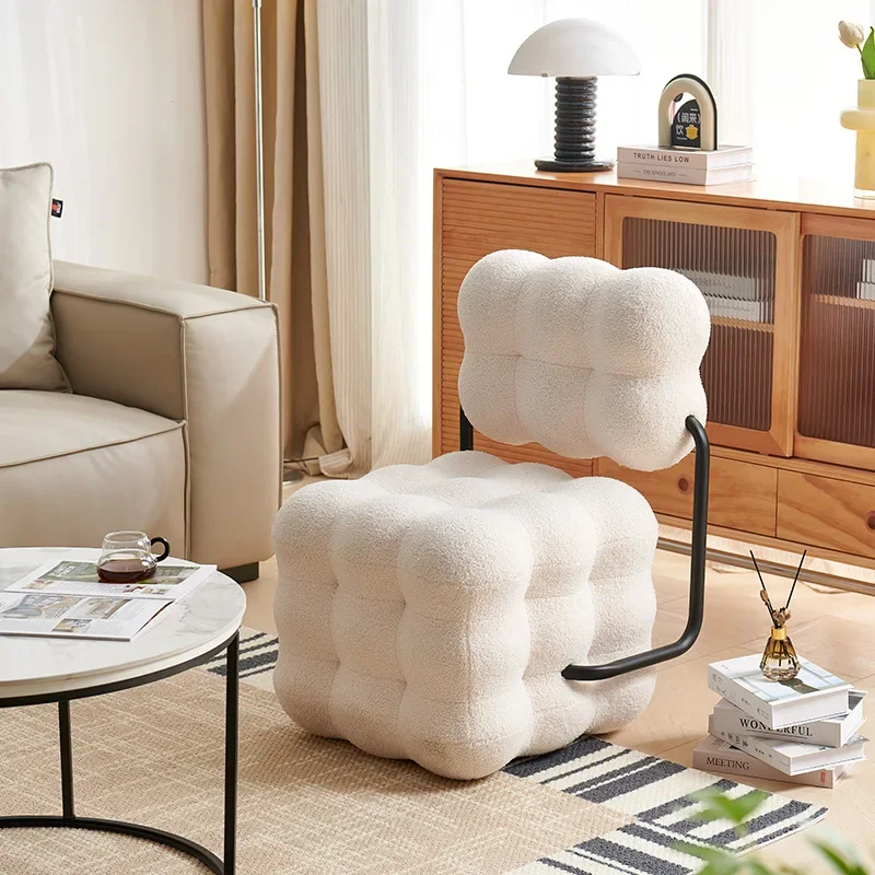 Kursi sofa untuk perempuan, kursi rias kamar tidur bergaya mewah ringan, bangku rias selebgram, kursi krim untuk ruang ganti, desain kreatif.