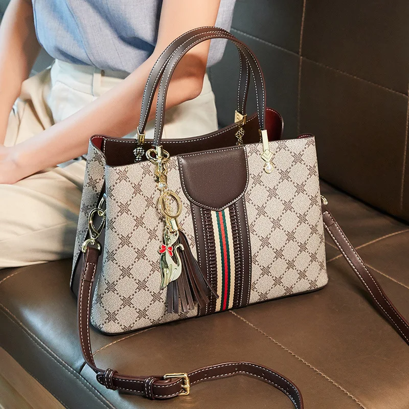 Luxury Functional And Chic Designer Diaper Bag Women Fashionable Large Capacity Tote Elegant Leather Crossbody Handbag Practical