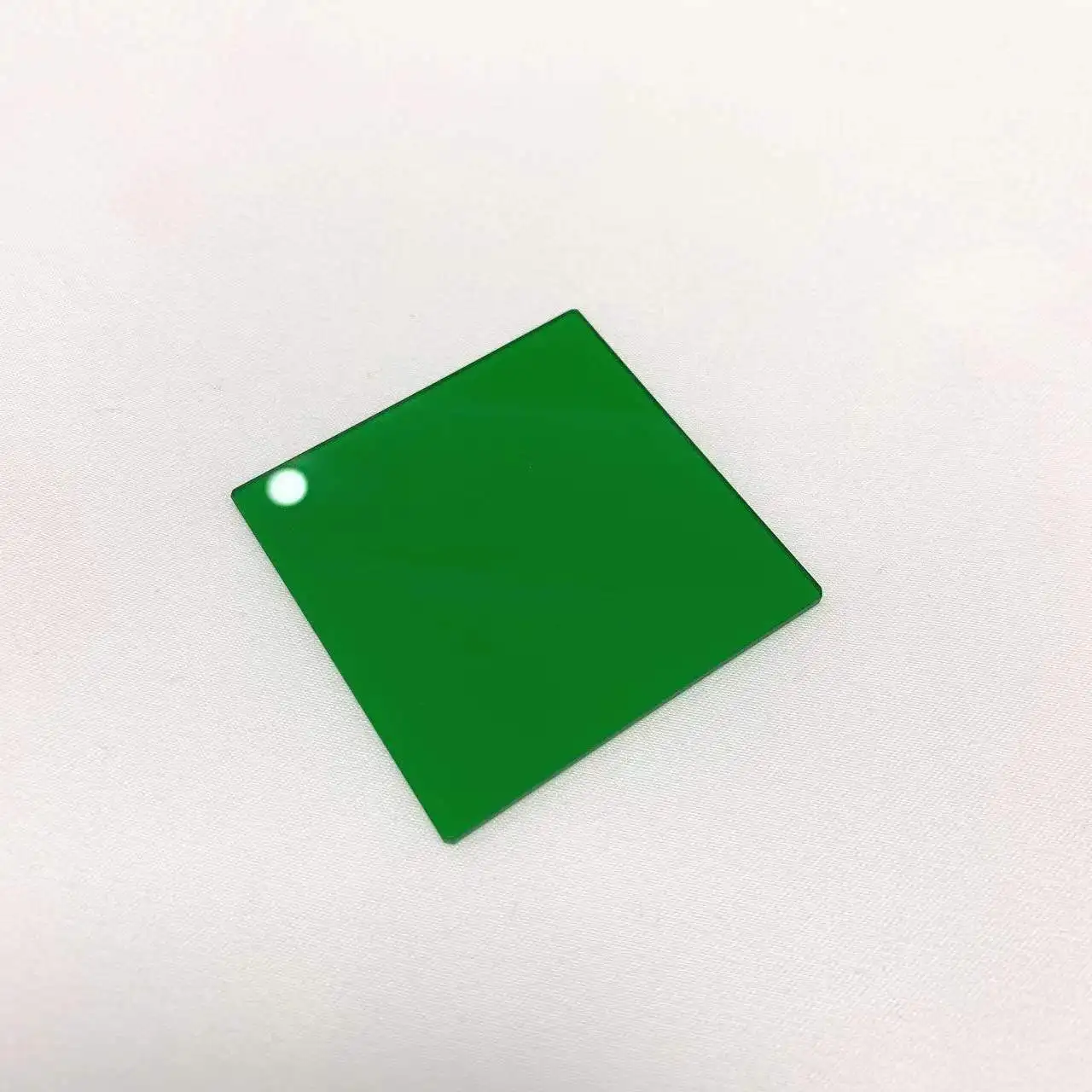 Ukuran Khusus Persegi 50x50x2mm Terlihat 300nm Hingga 650nm Low Pass Kaca Hijau Muda Tipe LB3
