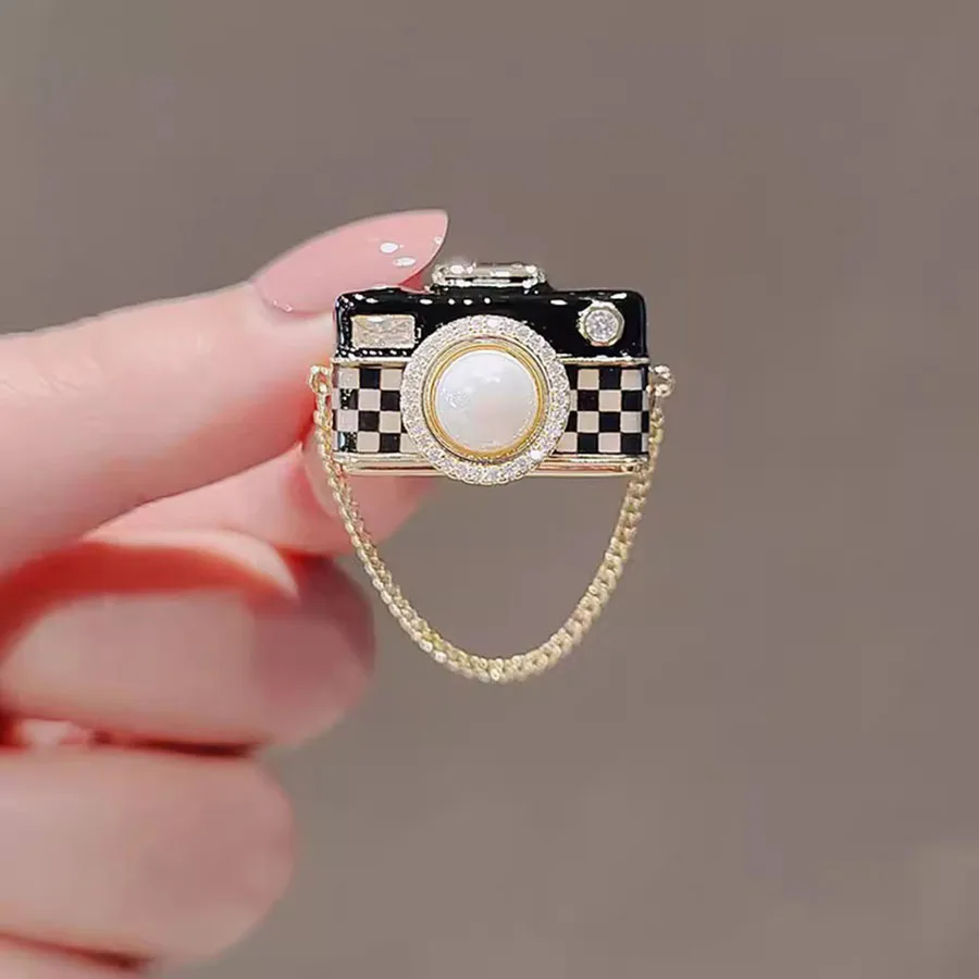 Elegant Women Men Fashion Pearl Camera Crsytal Chains Brooch Exquisite Lady Delicate Design Plaid Badges Accessories Gift