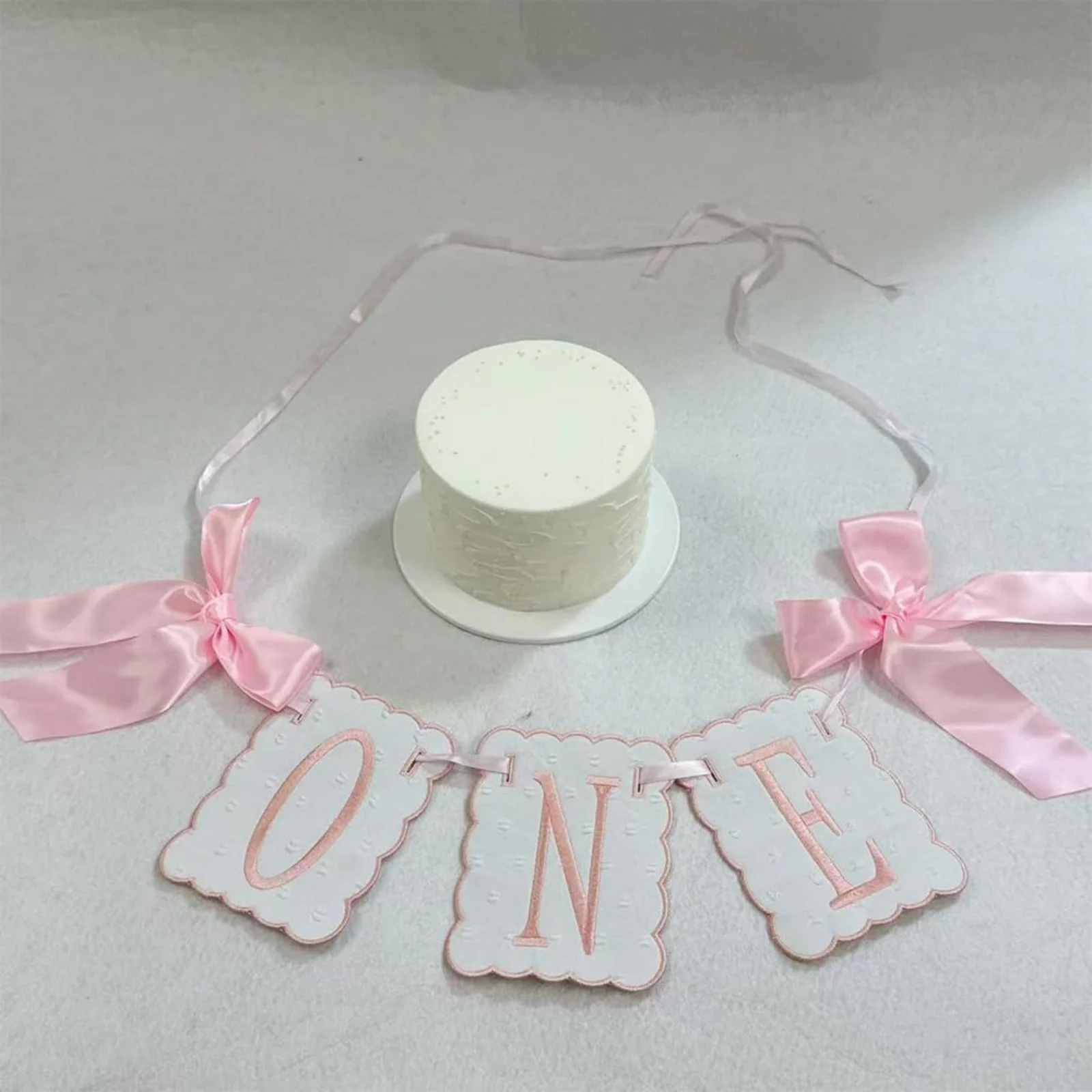 Rosa und Weiße Schleife ONE Hochstuhl-Banner für Mädchen Erster Geburtstag Hochstuhl-Dekoration Sweet One Rosa Schleife 1. Geburtstag Dekorationen – Detail 8