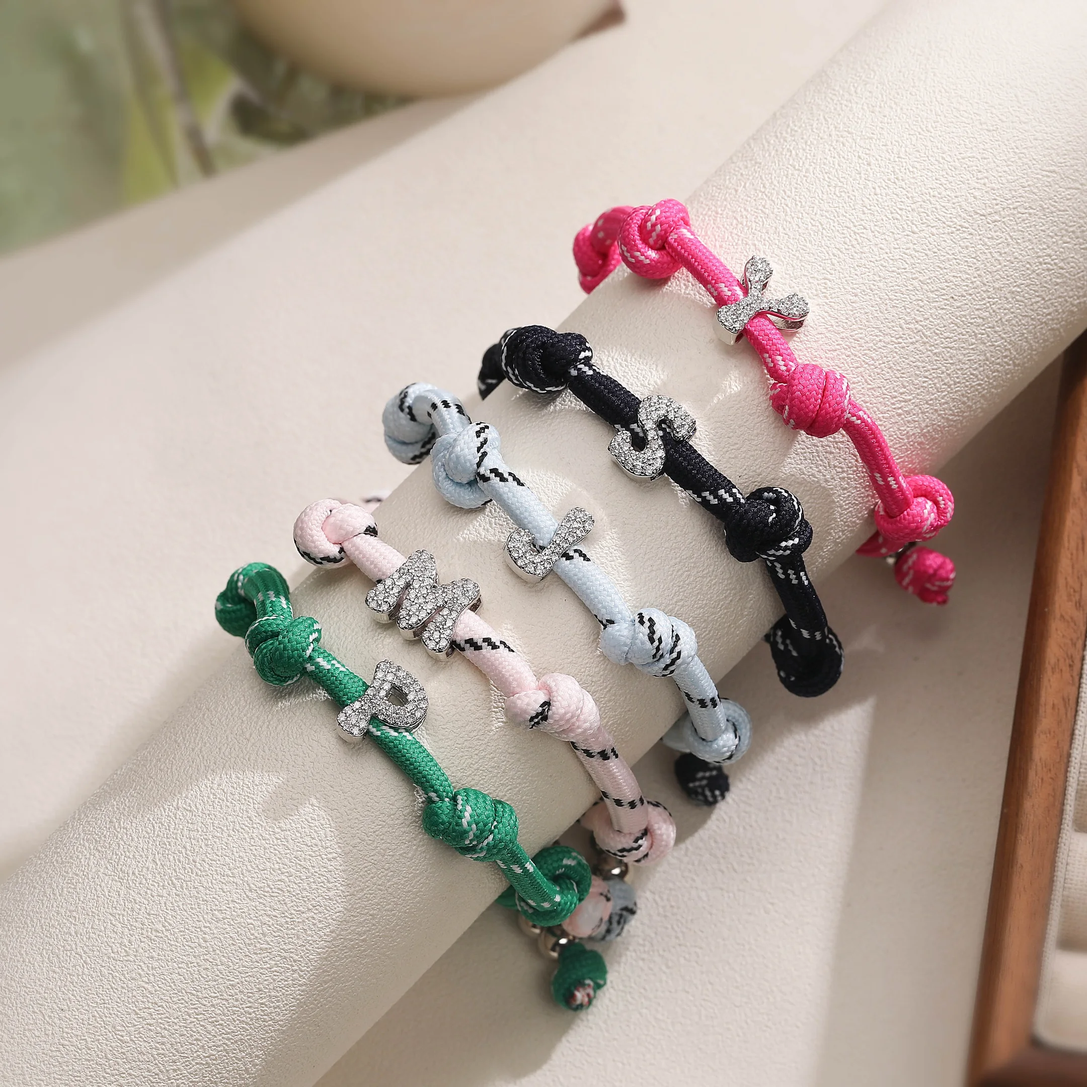 HECHENG, handgefertigtes buntes A-Z-Charm-Armband mit silbernen Farben, individueller Buchstabe, sportlicher, lässiger Stil, Schmuck, 1-teilig