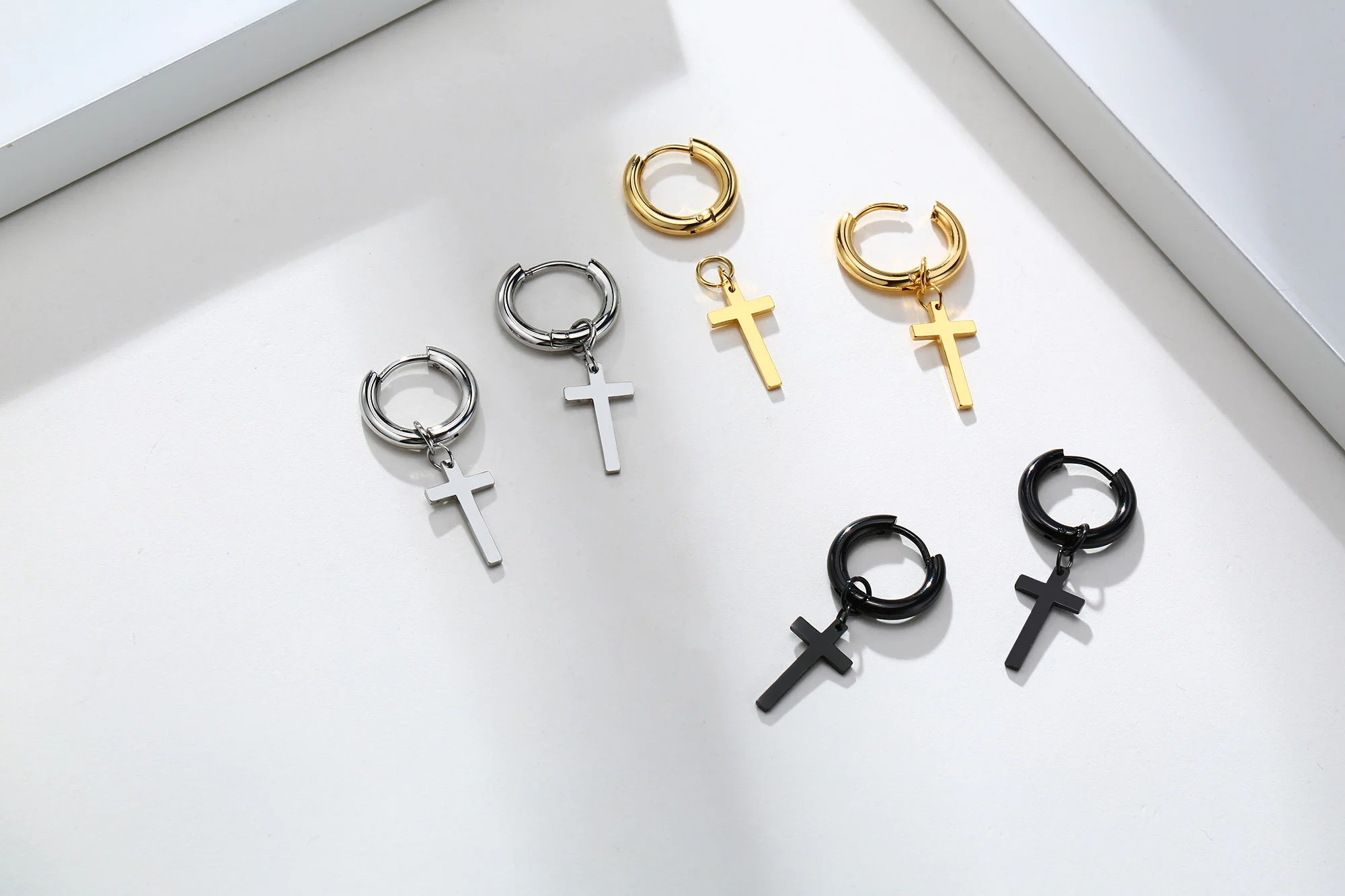 Edelstahl-Ohrring mit Kreuz-Charm für Jungs- und Herrenschmuck – Detail 5