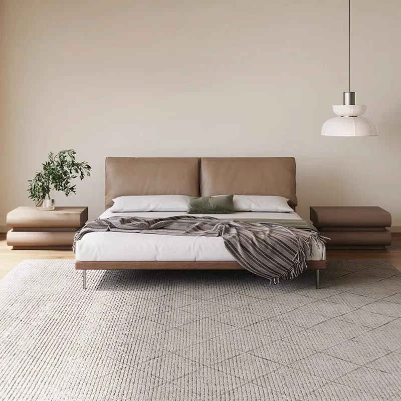 Semplice letto con borsa morbida retrò in legno massello