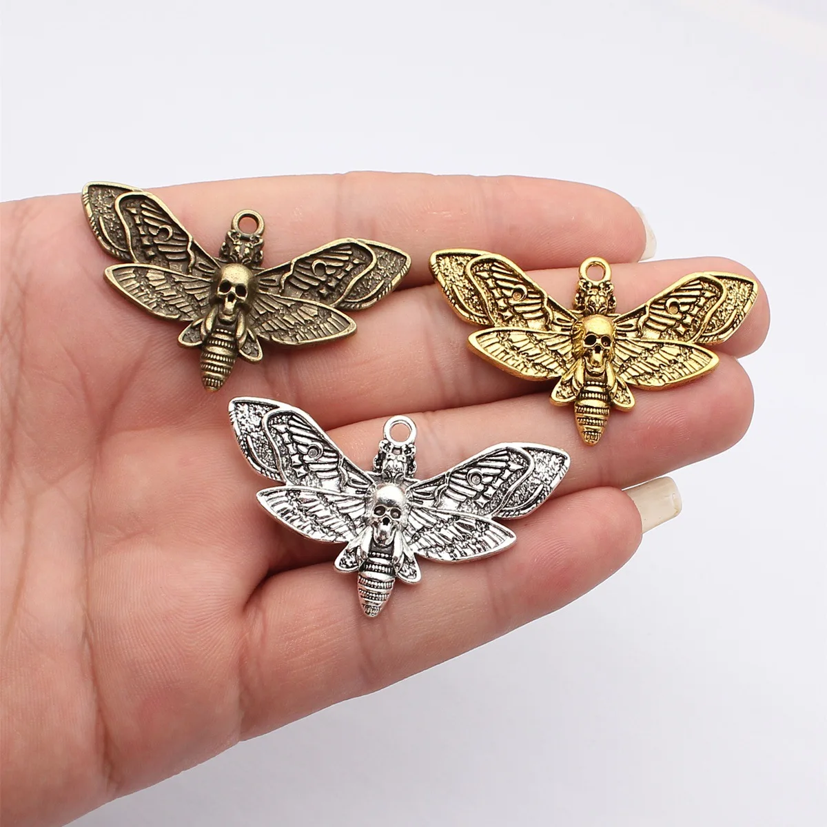 WYSIWYG 5 Stück 53x31mm 3 Farben Antik-Bronze-Farbe Antik-Silber-Farbe Antik-Gold-Farbe Totenkopf-Motten-Anhänger für die Schmuckherstellung