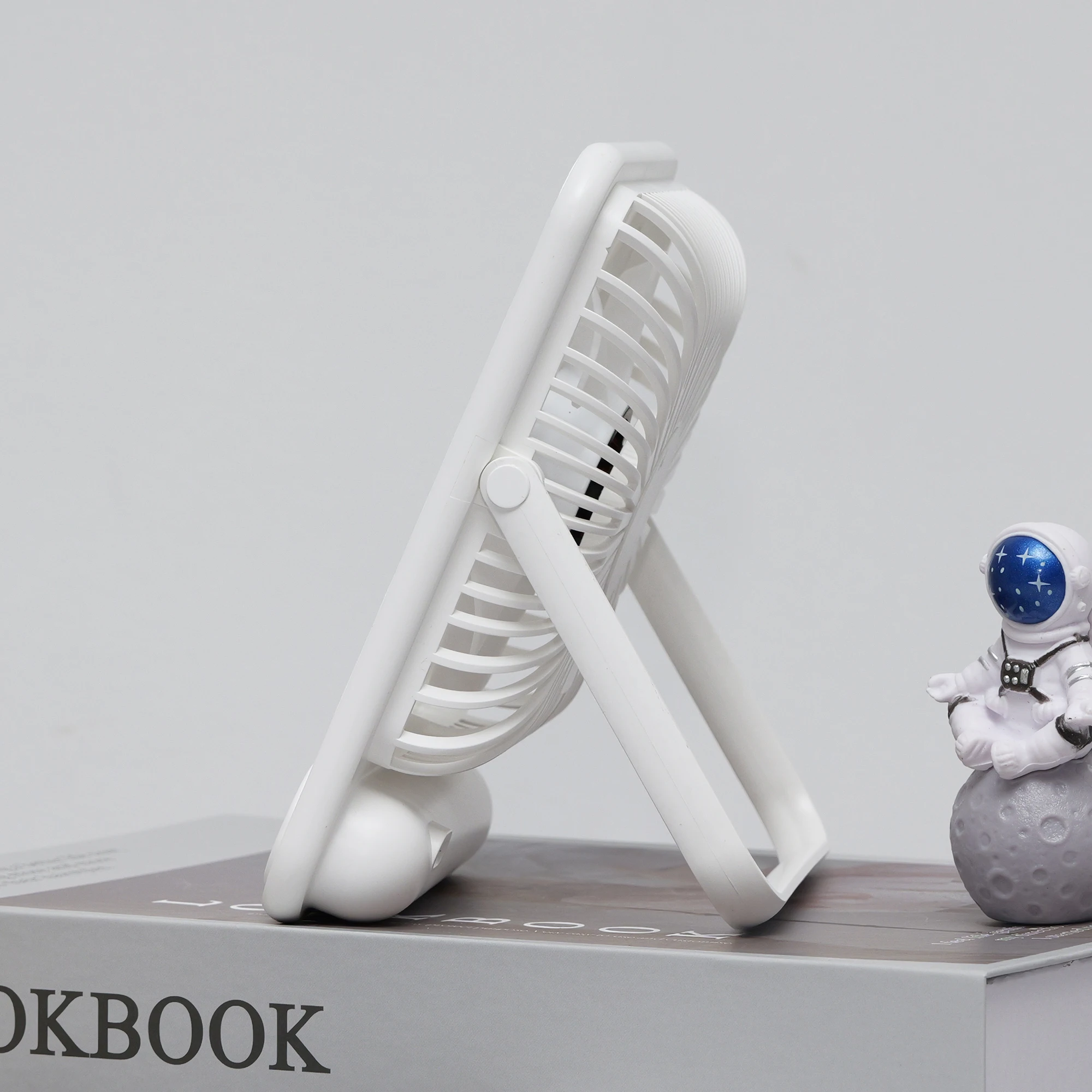 F-051-Portable Mini Fan: 3 - Speed Adjustment, Wedge - shaped Blades, Travel - Ready