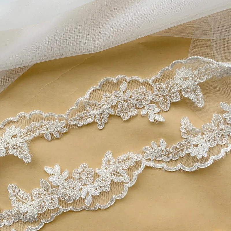 新発売の人気商品、アイボリーのクラシックな骨縫い葉と花の刺繍糸トリム、人工シルク製、約。-幅55cm