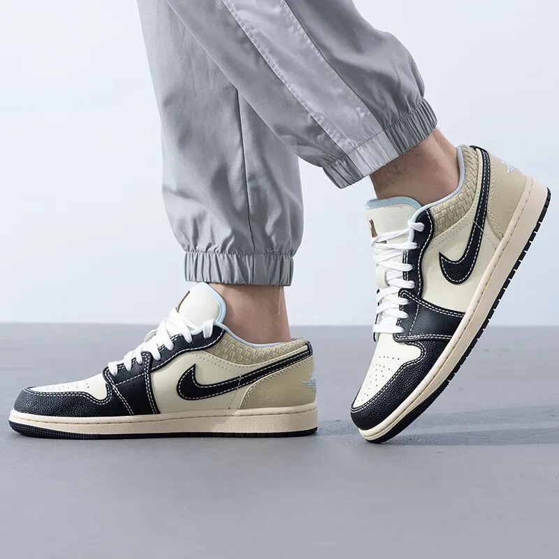 รองเท้าผู้ชาย Nike 2024 ฤดูใบไม้ร่วงใหม่ AIR JORDAN 1 รองเท้าผ้าใบ Retro TREND แฟชั่น low-Top Casual รองเท้า HQ3437-101