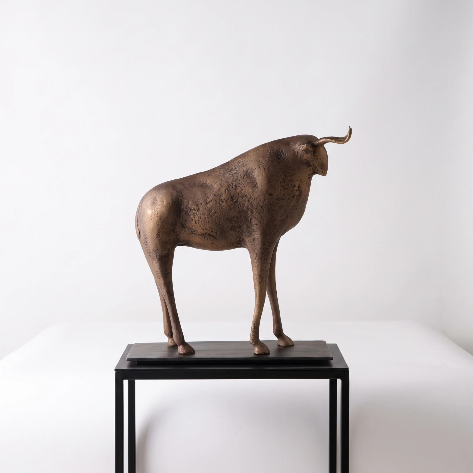 Metal Bull Sculpture Bronze-Toned Bull Statue with Base Cattle Sculpture Ornamental Streamlined for Home Decorators