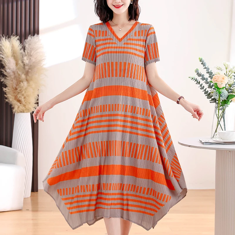 

Pleated Magic Dress 2024 Summer Short sleeved V-neck Short sleeved Striped Print Super Slim Fit Pullover Midlength Dress