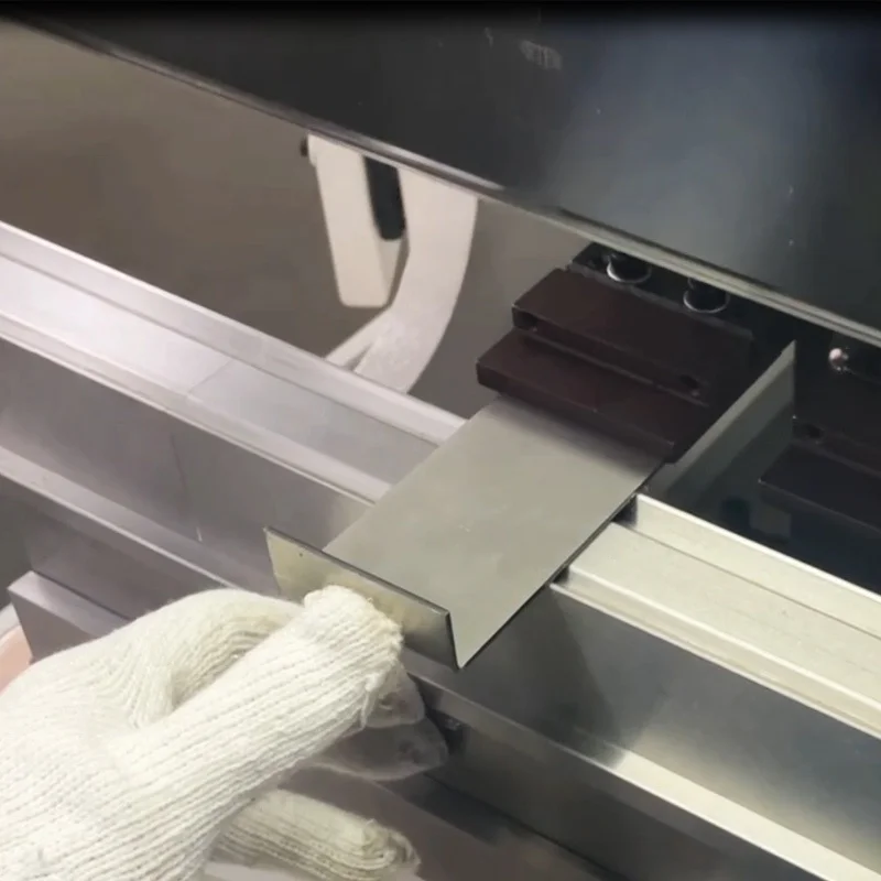 Posizionamento conveniente Forza di piegatura 3 tonnellate 30Kn Corsa 120 mm Hardware per sbarre collettrici in rame adatto Servo pressa piegatrice CNC