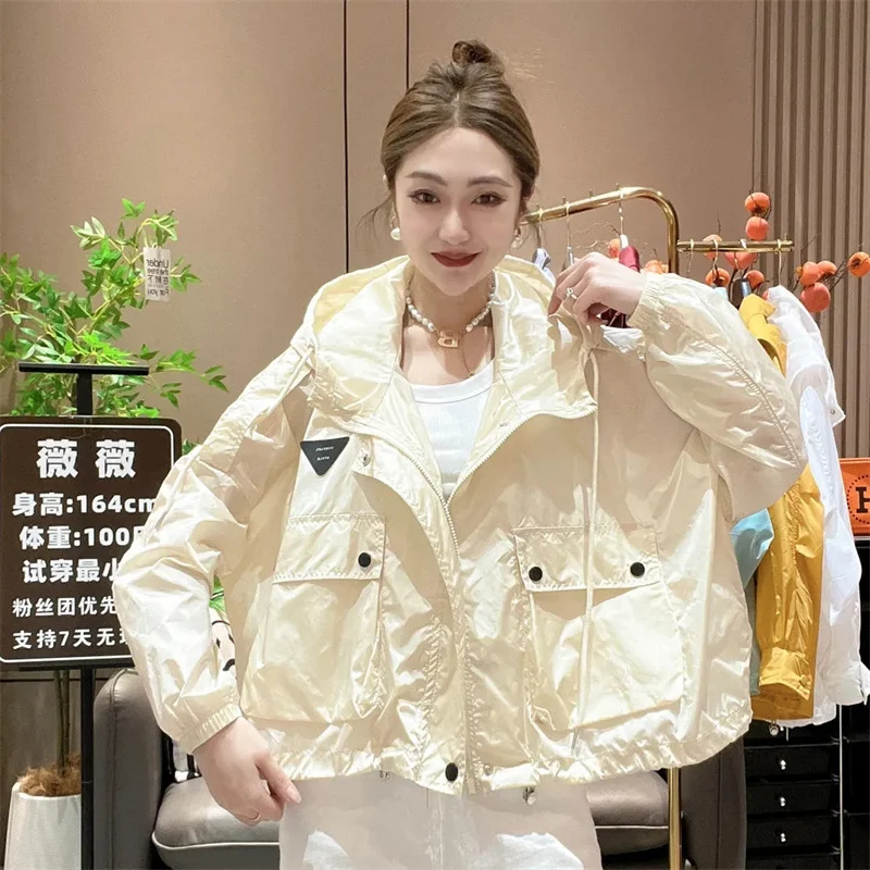 Nueva ropa de protección solar para mujer verano 2025 nueva gorra grande informal versátil suelta delgada a prueba de viento chaqueta resistente a los rayos UV abrigo Top