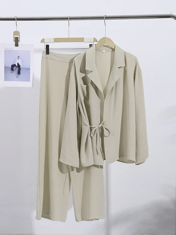 Neue Damen-Outfits: Schicke Anzüge mit Revers, seitlicher Schnürung, langen Ärmeln, Taschen und weiten Hosen – Detail 2