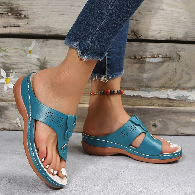 Damen Verstellbare Keilabsatz-Sandalen mit Knopfverschluss, Orthopädischer Fußgewölbestütze, Perforierte Sommer-Plateau-Flip-Flops – Detail 17