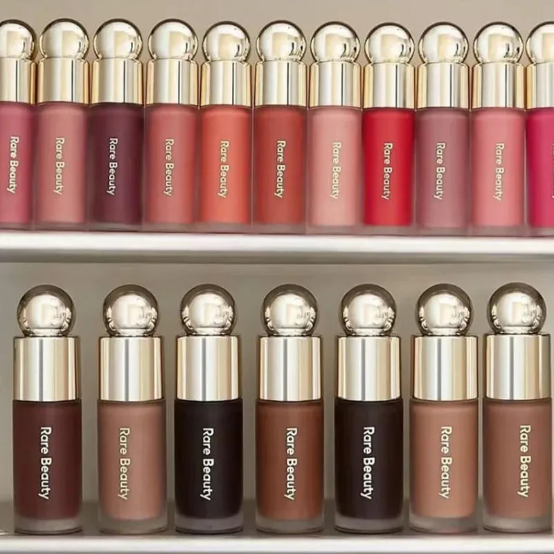 Rare Beauty Light Silky Touch, Iluminador Innovador, Resistente al Agua, a las Manchas y a la Transferencia, de Larga Duración, con un Brillo Natural