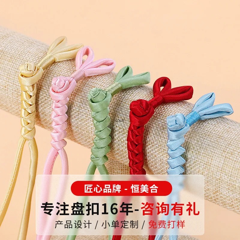 

Конгсам с пряжкой, кисточкой, длинным хвостом, намоточной нитью, прямой пуговицей, ухом Ват, пуговицей в китайском стиле, нестандартным аксессуаром