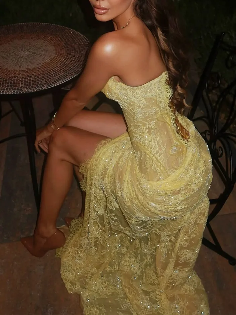 Hellgelbes trägerloses Spitzenkleid mit Schlitz, stark plissiert, elegantes und sexy langes Kleid für Damen für Party, Geburtstag, Bankett. – Detail 4