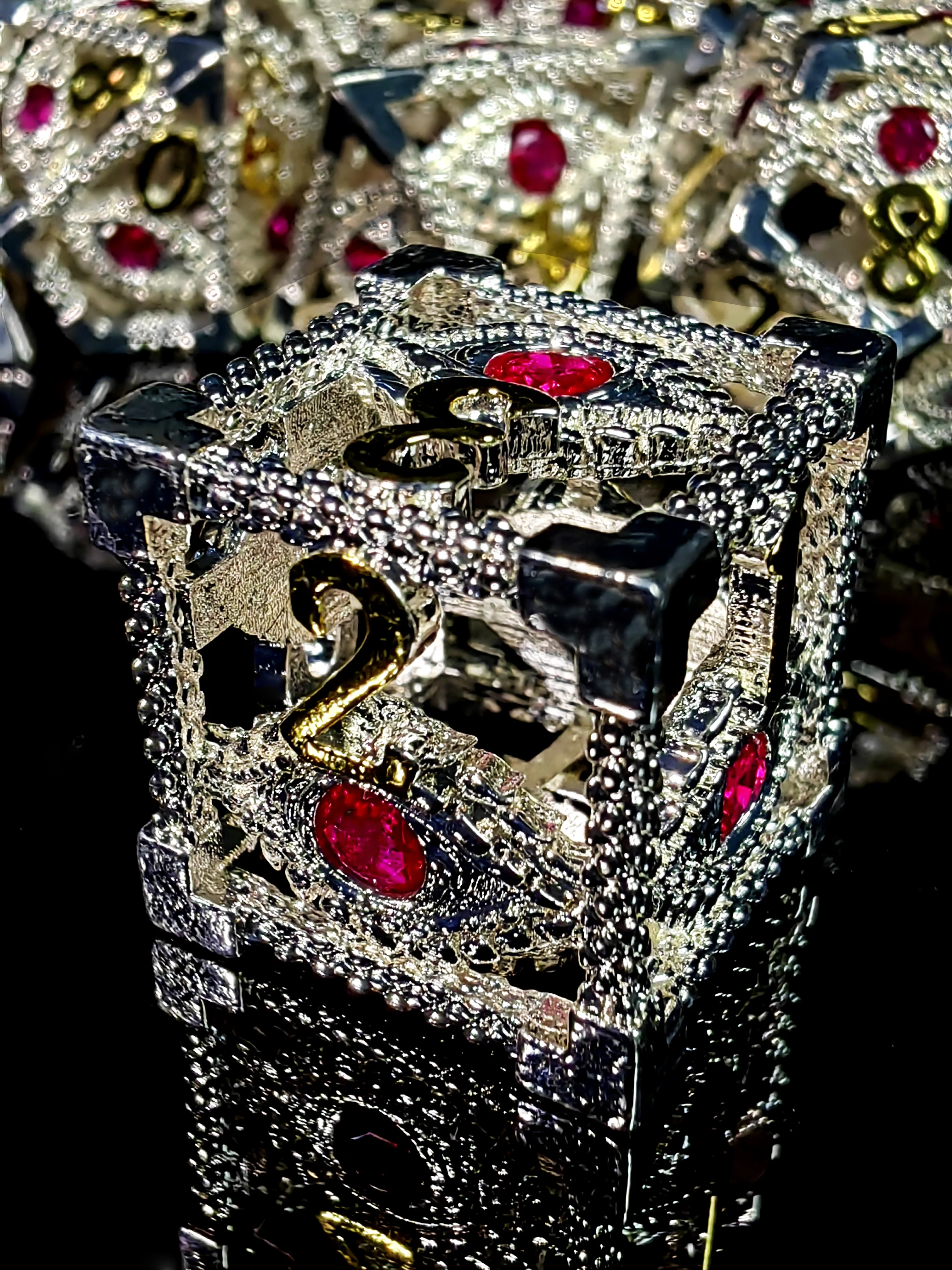 Set Dadu Logam DnD - 7 Buah Dadu Polihedral Paduan Seng dengan Angka Perak & Emas Cerah untuk Game RPG Ruang Bawah Tanah dan Naga