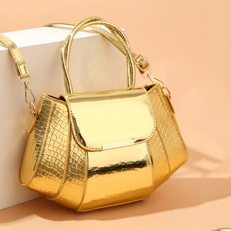 

Сумка из искусственной кожи с двусторонним дизайном и простым дизайном, с элементами комбинирования, легкая сумка через плечо для повседневного использования.