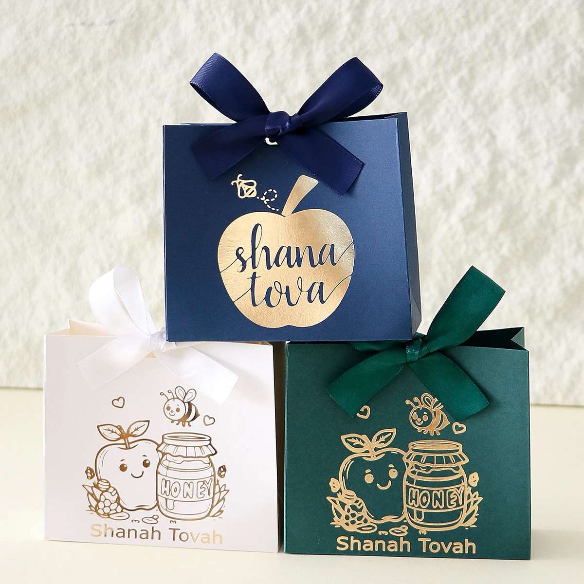 10 Square Paper Boxes for Jewish New Year Gifts and Candy, with Gold-Stamped Apple and Honey Jar Line Patterns on the Box Surface, Featuring Shana Tova Holiday Text, in a Light Luxury, Simple, and Vintage Style, Suitable for the Jewish New Year in Autumn It Can Be Tied with a Matching Color Ribbon Bow, Suitable for Storing Candies and Small Gifts, Perfect for the Jewish New Year.