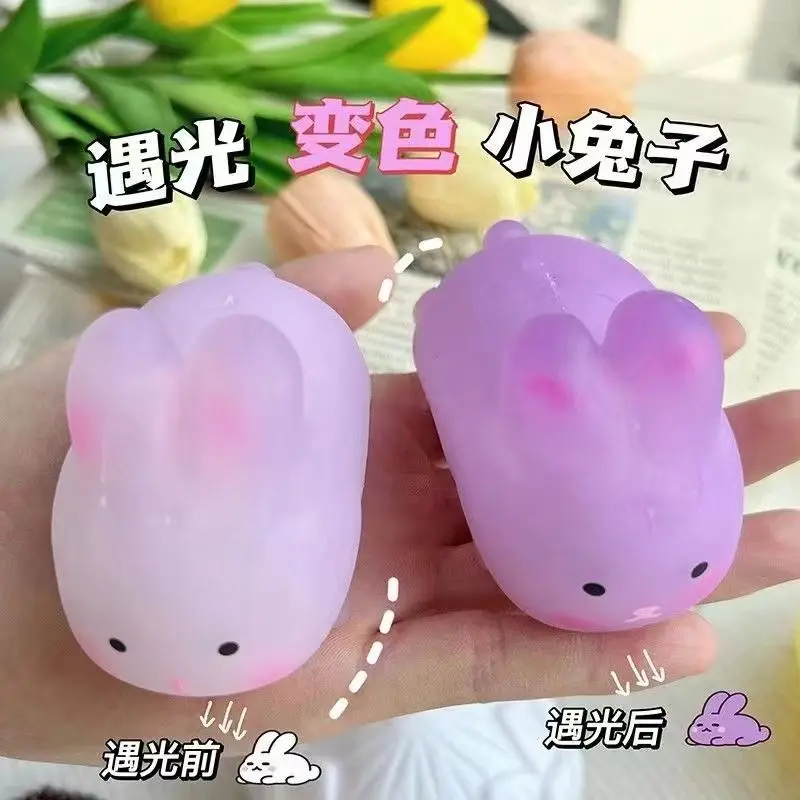 It will change color when exposed to light, has the plasticity like maltose, has an elastic rebound function, can relieve stress