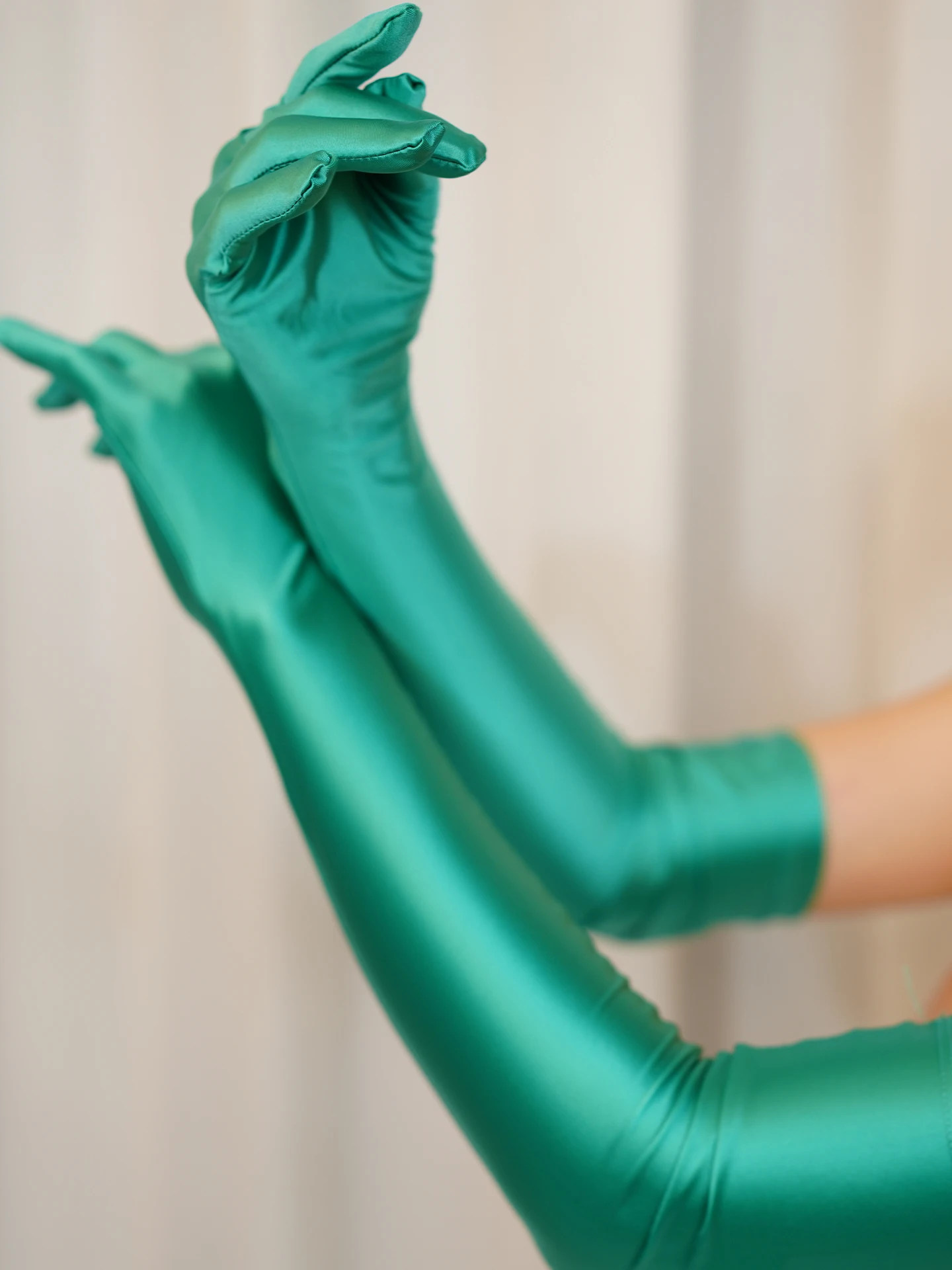 

Разноцветные шелковистые блестящие длинные перчатки из спандекса, эластичные косплей, аниме, велосипедные солнцезащитные перчатки, элегантные этикетные перчатки