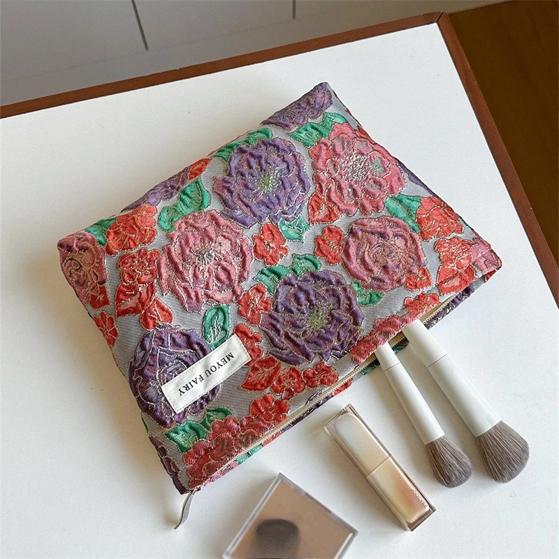 Bolsa de cosméticos con relieve de rosas para mujer, bolsa de almacenamiento portátil de gran capacidad para cosméticos, estuche tipo clutch para viaje